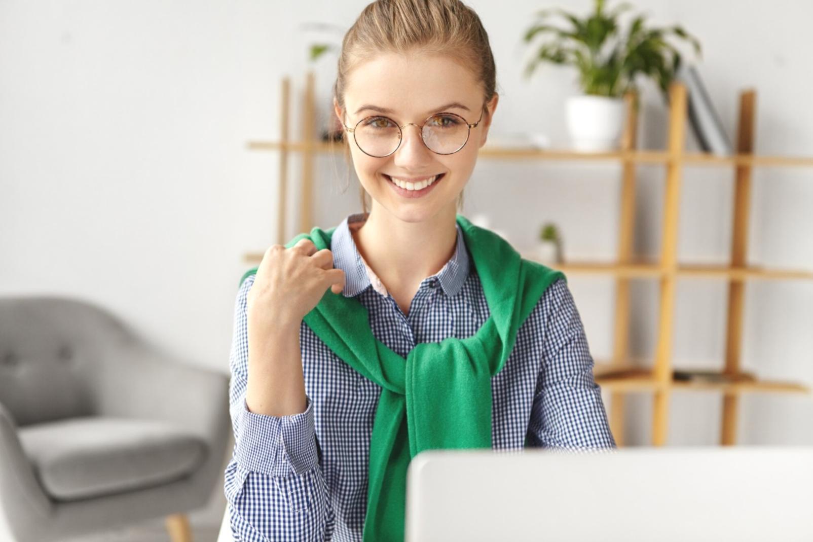 Personas trabajando en estrategias financieras colaborativas